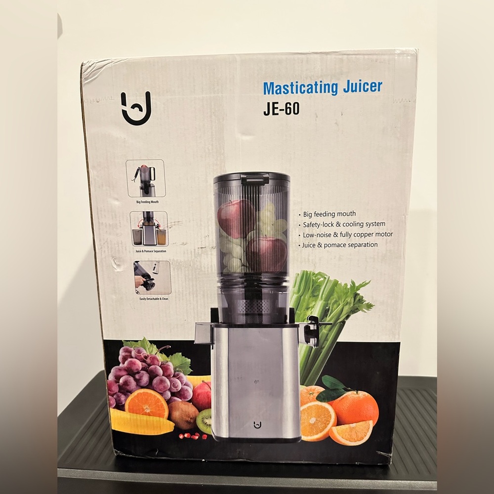 Masticating Juicer JE-60 in Silver and Black, NEW IN BOX
